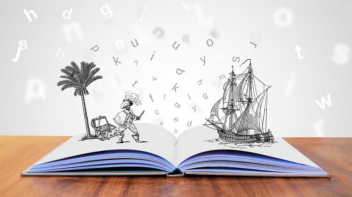 livre ouvert avec écritures volantes et pirate